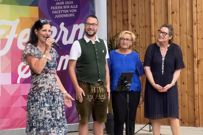 „Sowohl Hauptplatz als auch die Gastgärten waren bis auf den letzten Platz besetzt“, zieht Karoline Straner vom Stadtmarketing Judenburg ein erfreuliches Resümee. Und weiter: „Das Toskanafest war nur der Startschuss für die Sommerveranstaltungen am Hauptplatz. Es folgen die Summervibes jeden Freitag ab 17 Uhr.“