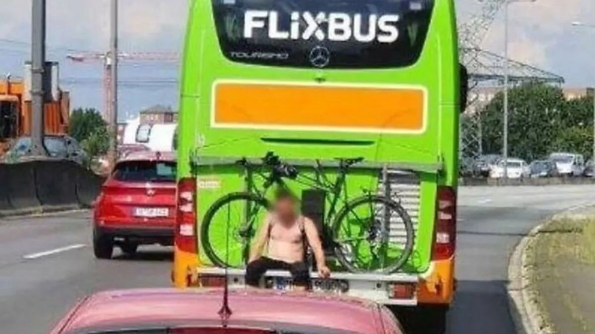 Da machte die Polizei große Augen: Mann fuhr am Fahrradgepäckträger eines Flixbusses mit  