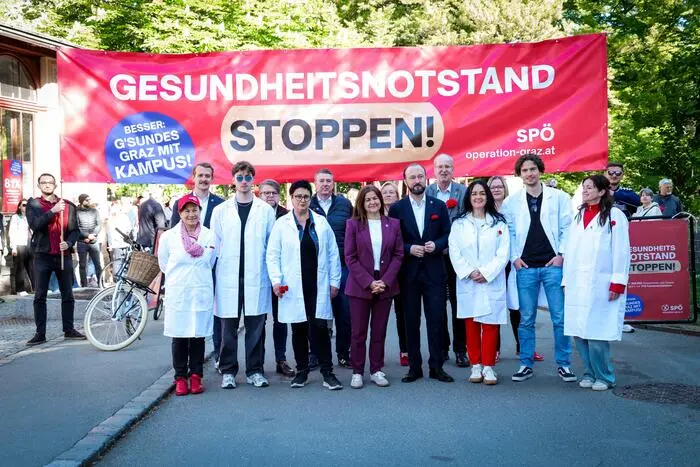 Doris Kampus, Max Lercher und SPÖ am Weg zum Hauptplatz 