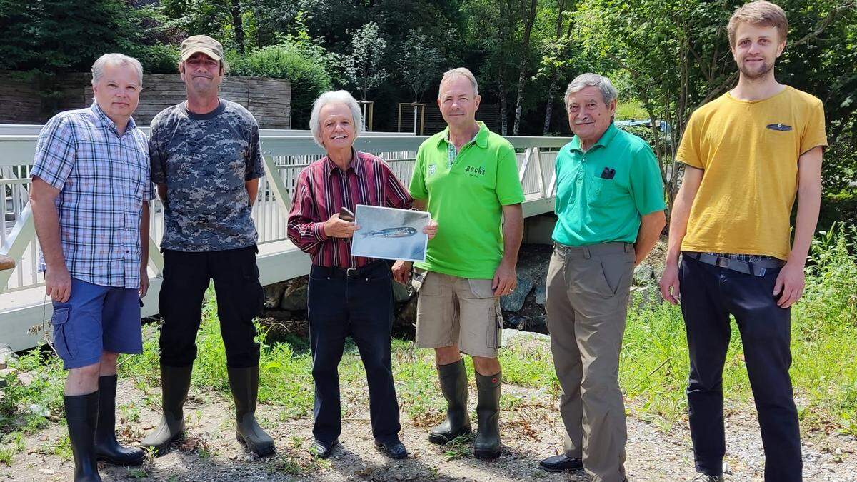 Besatz der Elritzen im Ragnitzbach: Bezirksvorsteher und Fischereiaufseher Josef Schuster, Ökologe Albert Rechberger, Naturschutzbund-Präsident Johannes Gepp, Fischzüchter Thomas Pock Joe Tertinegg und Oliver Zweidick (Naturschutzbund-Projektleiter)