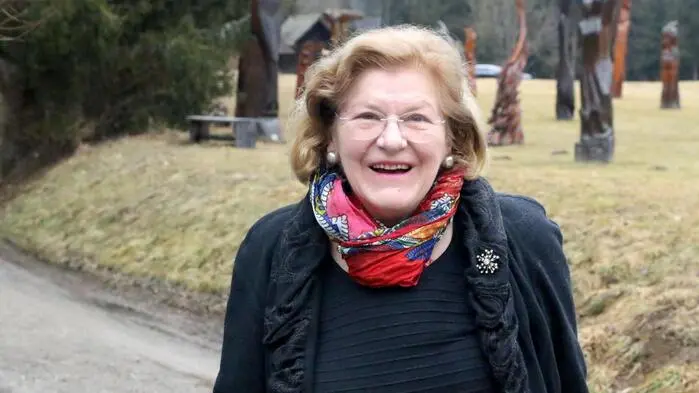 Kärntnerlieder sowie Eigenkompositionen gab es am Wochenende auf Schloss Albeck im Oberen Gurktal zu hören. Schlossherrin Elisabeth Sickl (Foto) war es gelungen, den bekannten Gitarristen Smartie Joe am Sonntagmittag für ein Konzert zu gewinnen