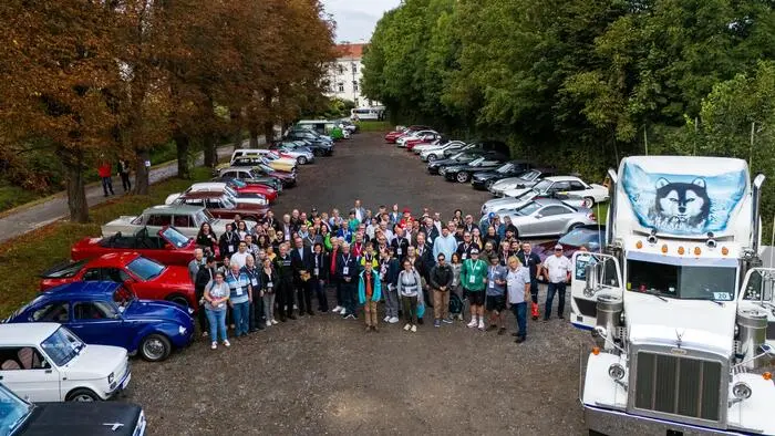 Gemeinsam mit Klientinnen und Klienten des Brucker Pius-Instituts fuhren am Samstag bei sommerlichem Wetter 58 Oldtimer für einen Ausflug nach Eisenerz.