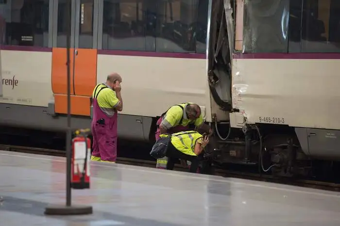 Der Unfallzug blieb ansonsten weitgehend unbeschädigt.