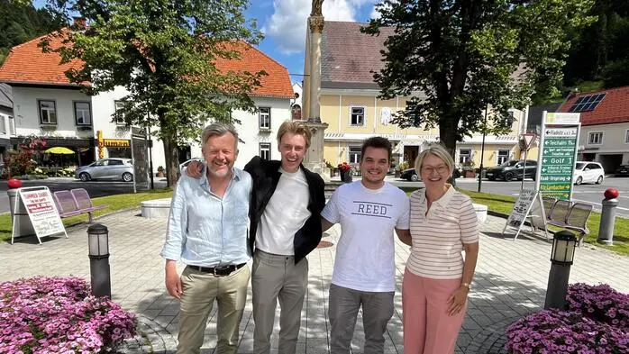 Andreas Reisinger und Michaela Gobec mit den beiden Jungunternehmern Philipp Reisinger (2.v.l.) und Fabian Ederer (Agentur „Reed“)