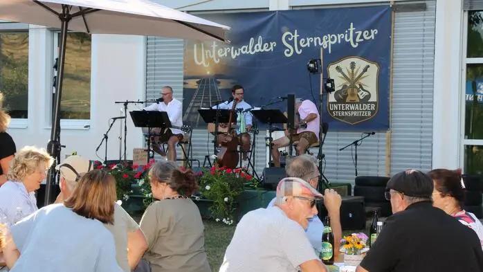 Bereits zum zweiten Mal präsentierten die Unterwalder Sternpritzer mit Mark Wibner, Günther Unterweger und Hannes Posch unter dem Motto Austropop mit Dorfcharakter einen Open-Air Abend im Kindergarten Unterwald.