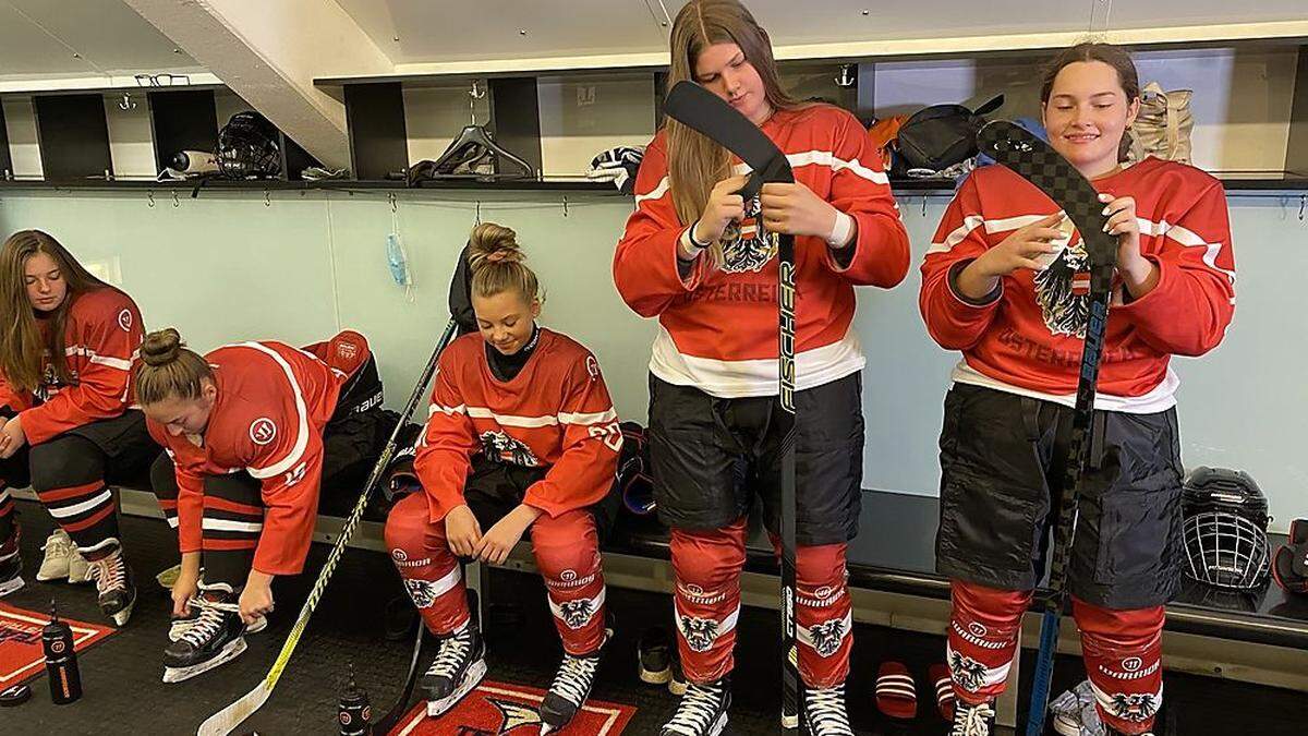 Die Spielerinnen machen sich bereit - im Jänner startet die WM der Eishockeydamen U18 