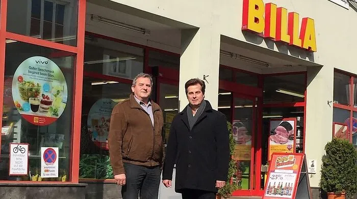 Bürgermeister Heinrich Schmidlechner mit Vermieter Viktor Maitz. Er führt das Sportgeschäft neben der Billa-Filiale, die mit Ende Mai schließt