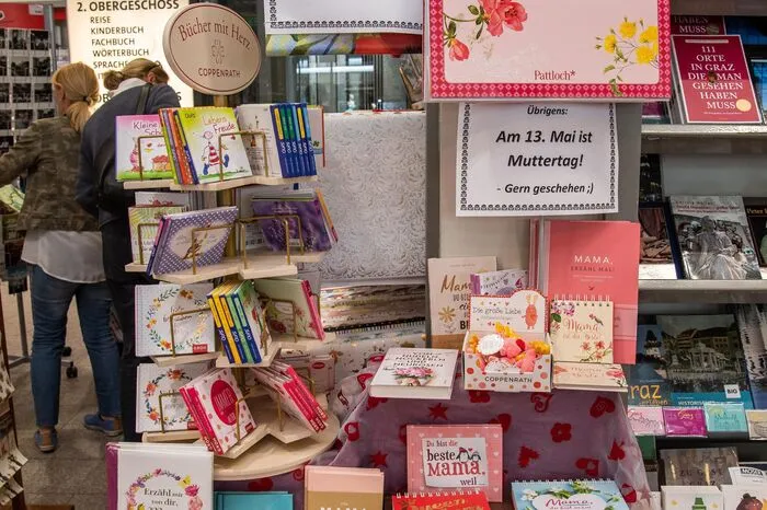 Was es noch zu sagen und zu lesen gäbe ... Ein eigener Muttertagstisch beim Moser, wo es aber natürlich auch sonst ganz viel Verschenkenswertes für die Frau Mama gibt