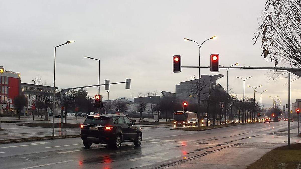 Die neue Ampel in der Völkermarkter Straße auf Höhe Kika