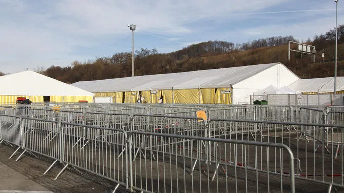 Aus Spielfeld wurden 750 Flüchtlinge weiter in Transitquartiere gebracht