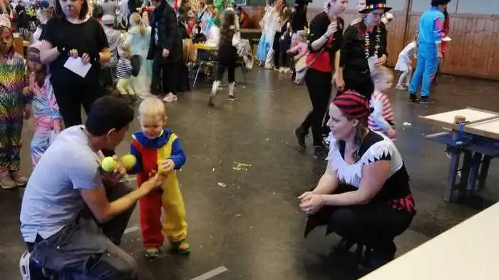 Lustig ging es am Faschingsdienstag in der Festhalle Rassach zu. Dort lud die Sportlerrunde zum Faschingsfest.