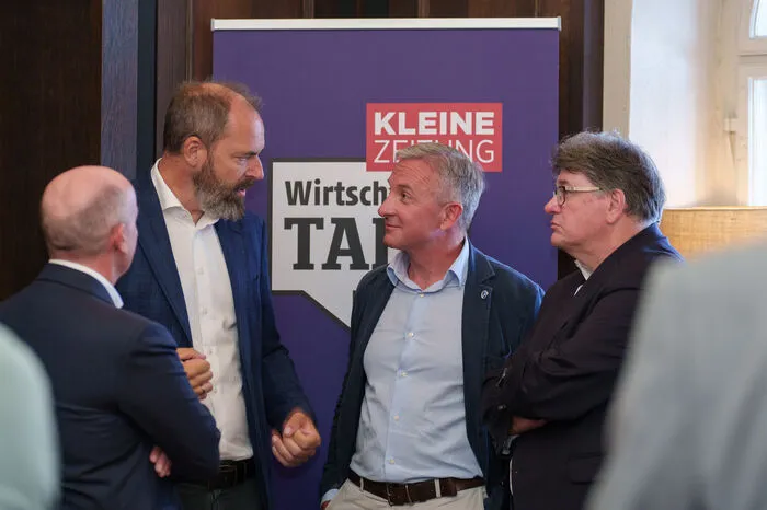 Jürgen Roth, Bundesobmann des WKO-Fachverbands Energiehandel im Gespräch mit Christian Kovac (Kovac Group, u. a. Shopping Nord Graz und Seifenfabrik)