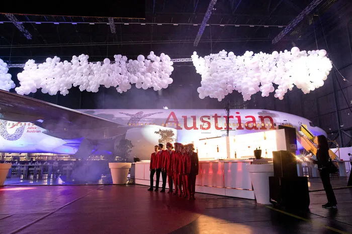 Kanzler Kurz benannte gemeinsam mit Gastgeber Kay Kratky das neue Langstreckenflugzeug des Typs Boeing 777 auf den Namen „Sibanye“. Sibanye ist südafrikanisch und bedeutet so viel wie „Wir sind eins“. Das zusätzliche Langstreckenflugzeug soll neben Tokio ab Oktober 2018 für die neue Destination Kapstadt in Südafrika eingesetzt werden.