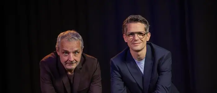 Thomas Maurer und Thomas Cik bringen den satirischen Nachrichtenpodcast im November zwei Mal auf die Bühne