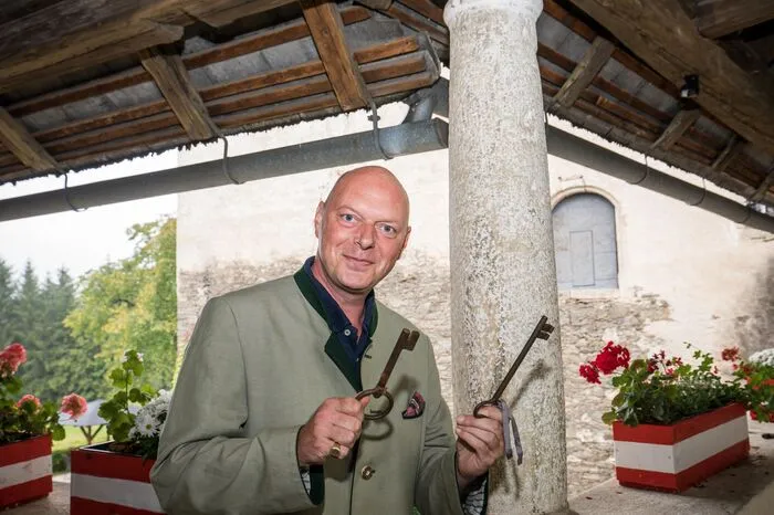 Die graue Eisentür rechts im Hintergrund war früher der Eingang. Er war über eine Holztreppe erreichbar.