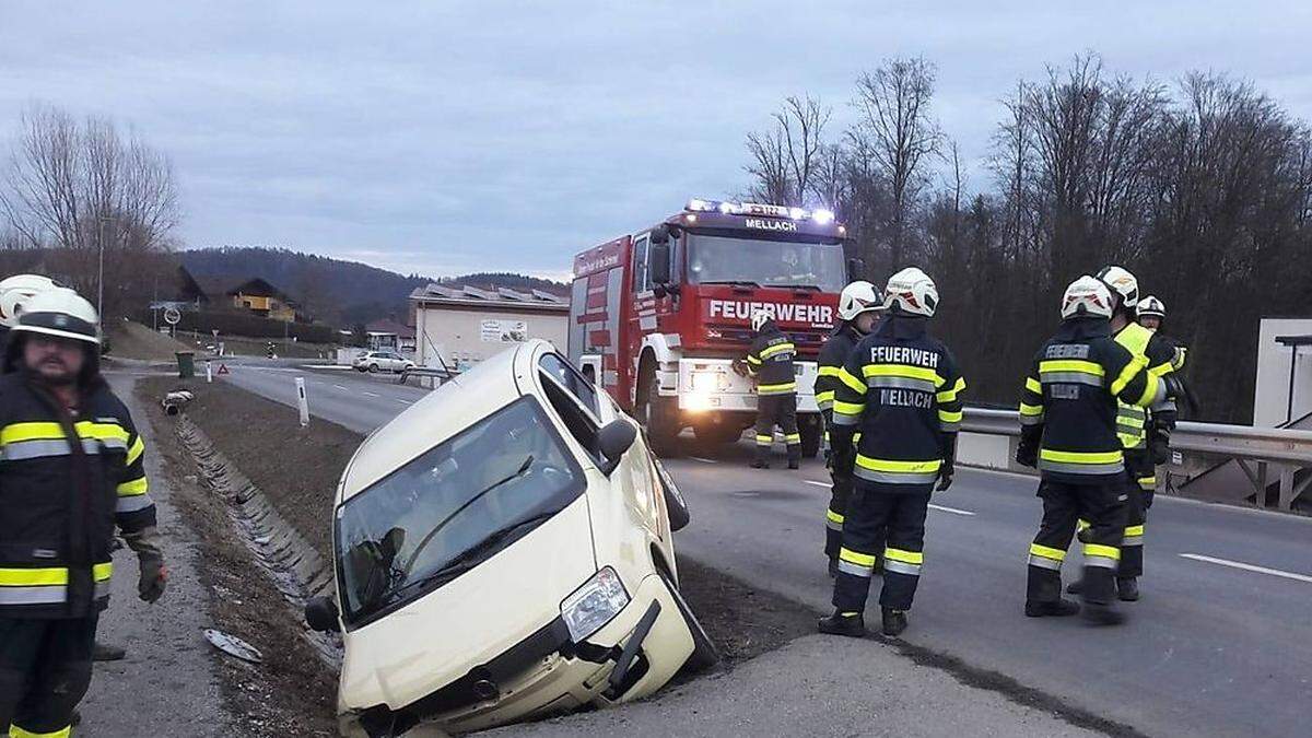 Die Feuerwehr barg das Fahrzeug