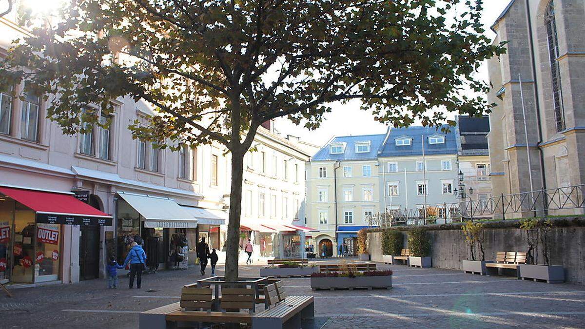 Bänke und begrünte Mauer: der neue Untere Kirchenplatz