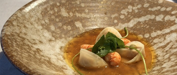 Das Bootshaus hat sich zu einem der besten Restaurants Österreichs entwickelt. Das beweisen eindrucksvoll Gerichte wie “Flusskrebse aus der Traun, Sellerie und Mädesüß“.