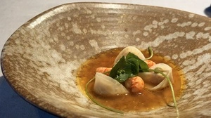 Das Bootshaus hat sich zu einem der besten Restaurants Österreichs entwickelt. Das beweisen eindrucksvoll Gerichte wie “Flusskrebse aus der Traun, Sellerie und Mädesüß“.