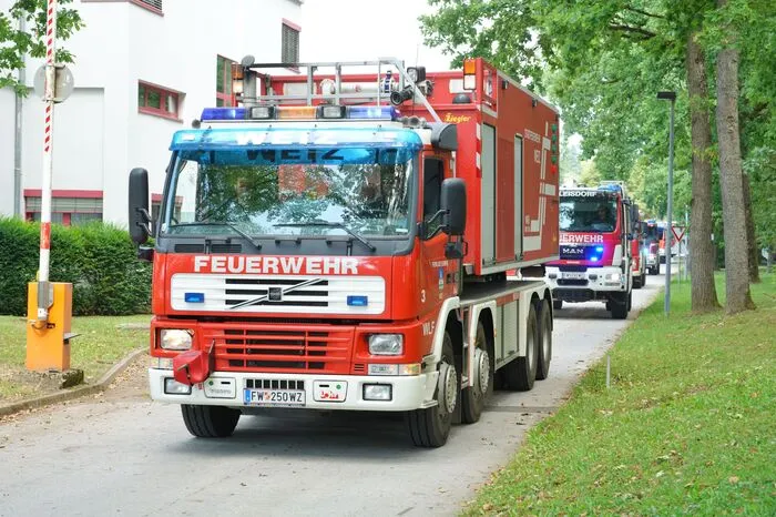 Wie bereits bekannt, erlitt ein steirisches Feuerwehrmitglied bei einem Sturz auf den Rücken einen Wirbelbruch und wurde deswegen von der Tyrol Air Ambulance von Skopje nach Graz geflogen, wo der Feuerwehrmann aus dem Bezirk Murtal einer weiteren medizinischen Behandlung zugeführt wurde. „Es geht ihm den Umständen entsprechend wirklich sehr gut, für seinen weiteren Genesungsverlauf wünschen wir ihm das Allerbeste“, erklärt Leichtfried, der mit dem verletzten Feuerwehrmann in Verbindung steht.