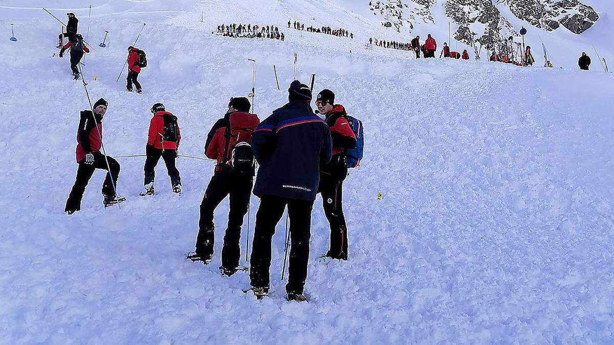 Lawinensuchtrupps im Einsatz (Archivbild)