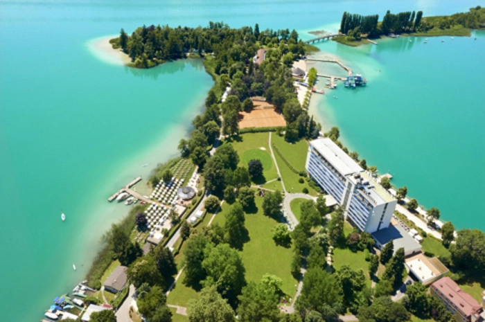 4. Ein Logenplatz am Wörthersee Parkhotel Pörtschach (14 Punkte, eine Lilie)Ein Logenplatz am Wörthersee: Das familienfreundliche Parkhotel Pörtschach in Kärnten versprüht mit seinem 1960er-Jahre-Flair Grandhotel-Stimmung. Dank großer Panoramafenster genießt man einen herrlichen Ausblick auf den See, speziell aus den höher gelegenen Stockwerken. Die Bar ist ebenso einen Besuch wert wie die Restaurantterrasse mit Abendsonne. Leihfahrräder sind gratis, ebenso die Kinderbetreuung.