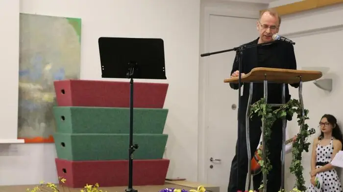 Der Direktor der Neuen Mittelschule Markt Hartmannsdorft, Wilfried Mittendrein, begrüßte die elf Chöre und die Besucher im Dorfhof.