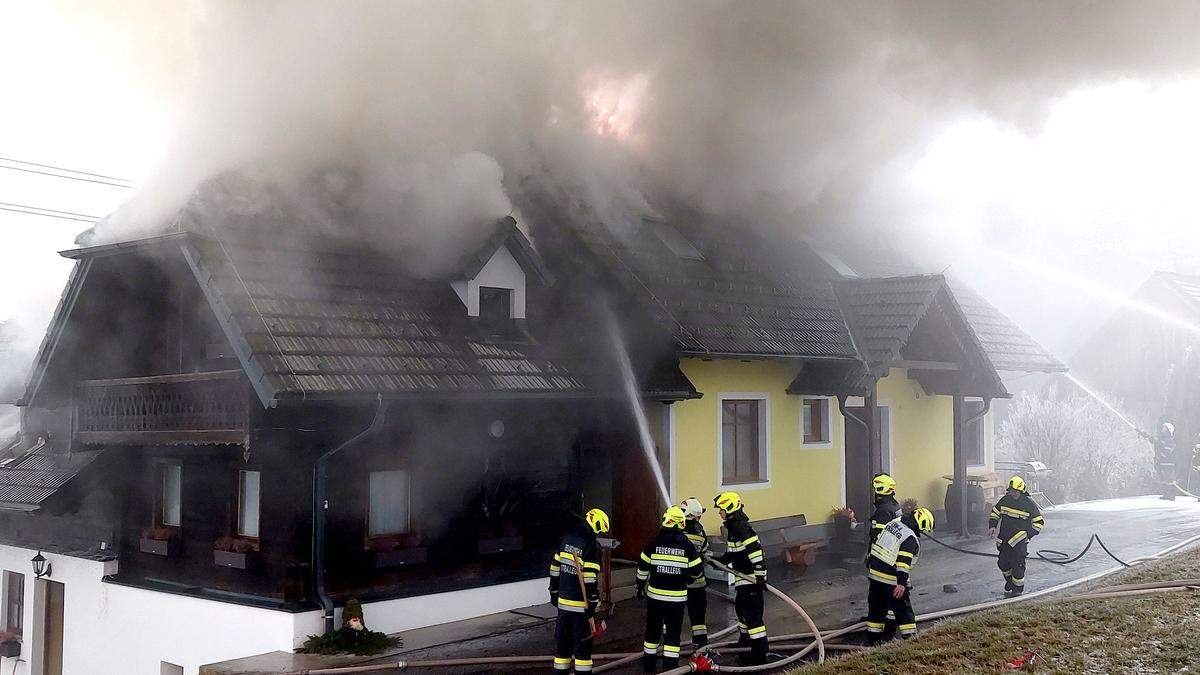 Insgesamt 150 Feuerwehrleute standen in Waisenegg im Einsatz