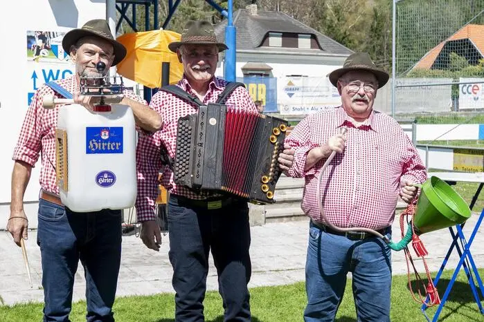 Für Stimmung am Fußballplatz sorgte das „Traktor-Trio“.