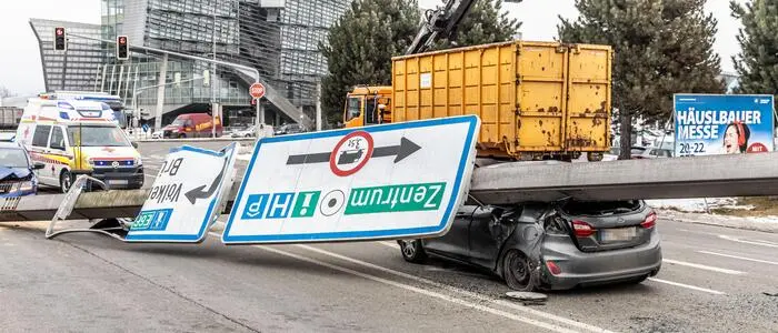 Überkopfwegweiser und Straßenschilder stürzten im Mittagsverkehr auf Autos