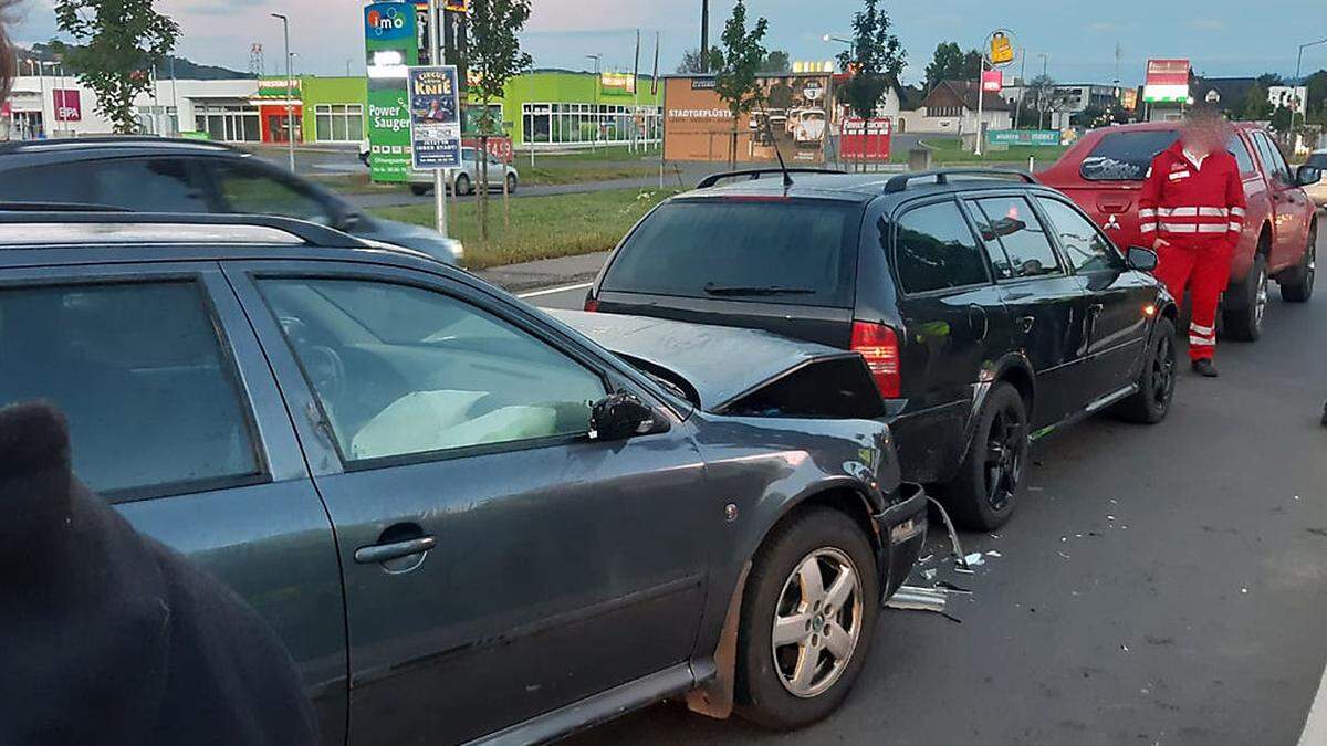 Drei Fahrzeuge waren in den Auffahrunfall verwickelt