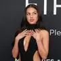 Olivia Rodrigo in einem schwarzen Kleid mit tiefen Ausschnitt