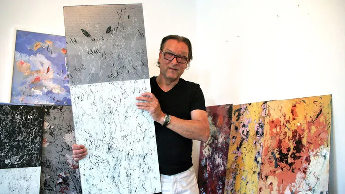 Künstler Edwin Wiegele mit Werken aus seiner Hinterglas-Serie