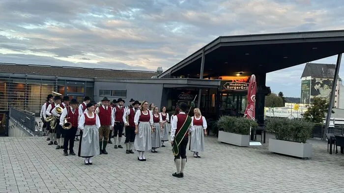 Die Festlichkeiten begannen mit einem musikalischen Empfang durch die Marktmusikkapelle Lannach und den Salutschüssen der Prangerschützen Lannach.