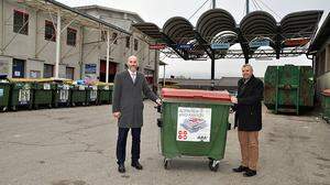 Stadtwerke-Geschäftsführer Christian Schimik mit Bürgermeister Hannes Primus (von links) im Recyclinghof, der in der zweiten Jahreshälfte umgebaut wird	