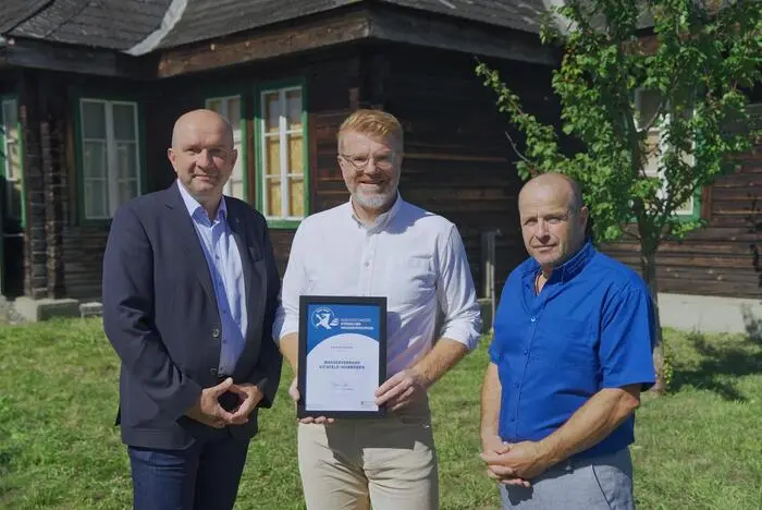 Offiziell geehrt: LAbg. Bruno Aschenbrenner, Knittelfelds Bgm. Harald Bergmann und Verbandsgeschäftsführer Klaus Wallner (v. l.) präsentieren die Urkunde „Ausgezeichneter steirischer Wasserversorger“ des Landes Steiermark