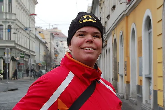 Marlene Thomsen: "Ich finde, Jakomini ist ein sehr lebenswerter Bezirk. Alles ist gut erreichbar, ich nutze die Altstadtbim sehr oft, die ist ja gratis. Leider gibt es generell in der Stadt viele Geschäfte, in die man als Behinderter kaum reinkommt, auch bei den Gehsteigen gibt es manchmal hohe Kanten. Wie kommt man als Blinder über den Jakominiplatz?"