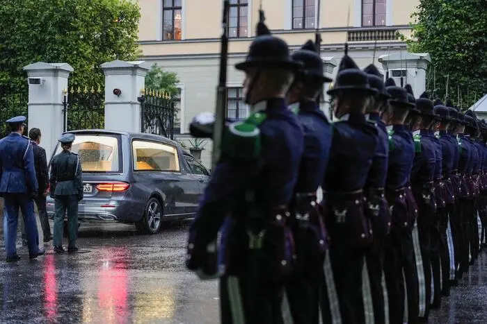 Tausende Menschen haben den verstorbenen norwegischen König Harald V. auf dessen letzter Reise zum Königsschloss in Oslo begleitet.