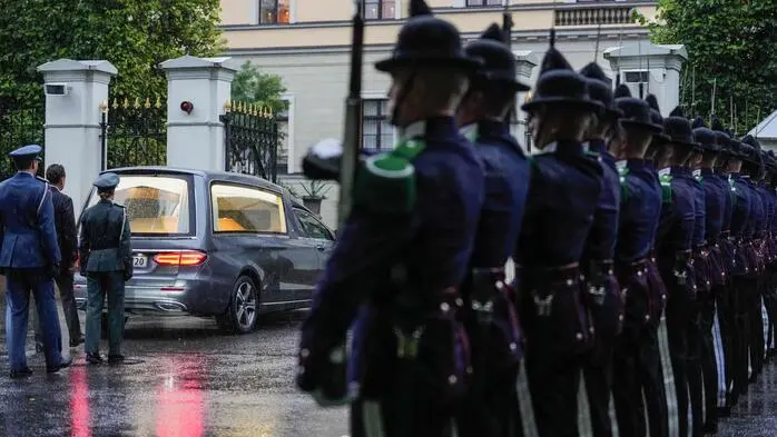 Tausende Menschen haben den verstorbenen norwegischen König Harald V. auf dessen letzter Reise zum Königsschloss in Oslo begleitet.