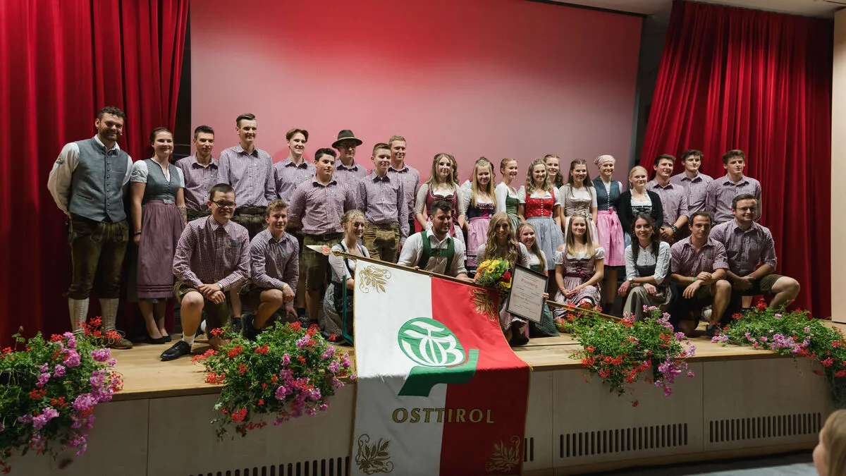 Die Mitglieder der Ortsgruppe Gaimberg mit der Wanderfahne