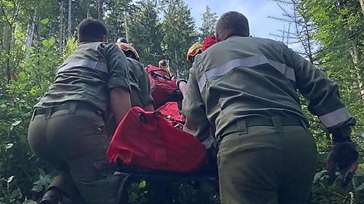 Mit vereinten Kräften erreichte auch der 90-Jährige wieder die Straße