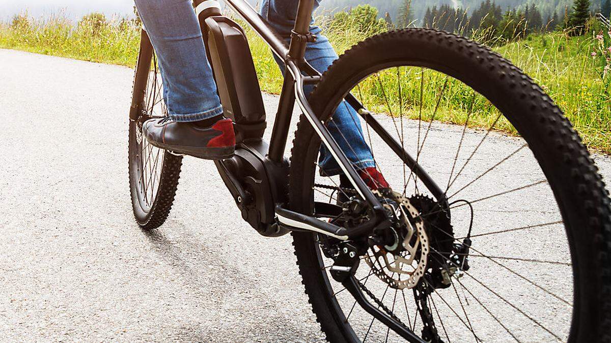 Der E-Bike-Fahrer stürzte und verletzte sich schwer