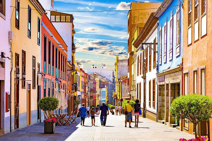 Die Universitätsstadt La Laguna liegt im Aguere-Tal und zählt wegen ihrer Baudenkmäler aus der Kolonialzeit zum Weltkulturerbe der Unesco. Zwischen den bunten Häuserfassaden spielt sich das typische Gewusel einer Studentenstadt ab. Auf der Plaza del Adelantado plätschert der weiße Marmorbrunnen.