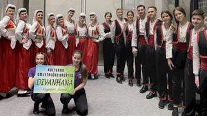 Die Bosnische Volkstanzgruppe Divanhana tritt beim Tamburizza-Festival in St. Johann auf