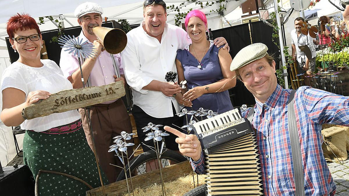 Haben den Handwerksmarkt am Hauptplatz eröffnet: Vizebürgermeisterin Heidi Penker von der Kulturinitiative Gmünd, die Clowns Giggo & Passepartout und Gmünds Bürgermeister Josef Jury mit Handwerkskünstlerin Petra Rachbauer.