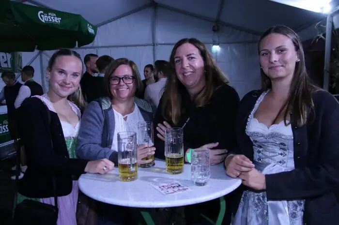 Dazu beste Stimmung im Riesenzelt beim Schaufelradbagger, dafür sorgten auch die „Weingartsberger“ und die „Krochledern“ mit ihren flotten Weisen.