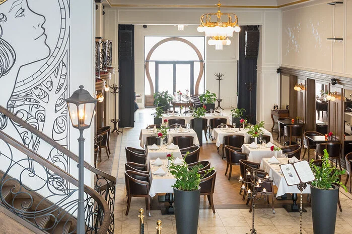 Wo man in Kosice schlemmen sollte: zum Beispiel im Slávia. Im Jahr 1900 wurde das Haus an der Flaniermeile als Café im Stil des Wiener Jugendstils wieder-eröffnet. Nach der Restaurierung 2015 erstrahlen Restaurant und Hotel wieder im alten Glanz.