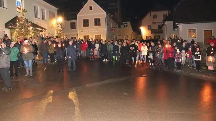 Besonders eindrucksvoll und stimmig wird der Silvesterabend in Hirschegg begangen. Bis zur Pandemie führte durch über 40 Jahre die Skischule Erich Rudres eine Fackelwanderung vom Liftgelände zum Dorfplatz vor der Kirche durch.