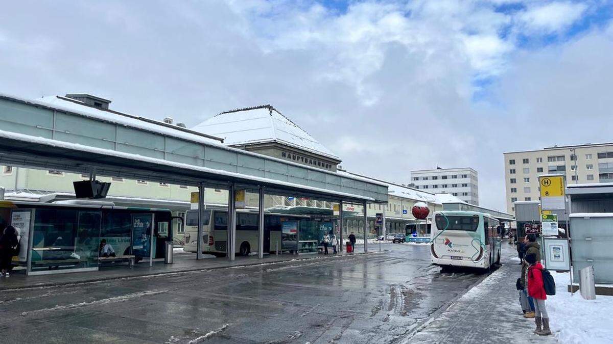 Die Taxis können künftig im Westen des Platzes stehen