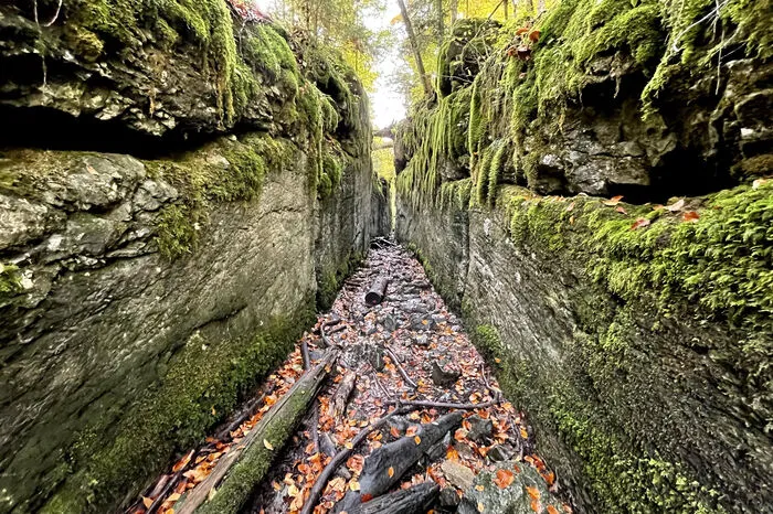 Der faszinierende Holztrifftkanal beeindruckt in verschiedenen Perspektiven.